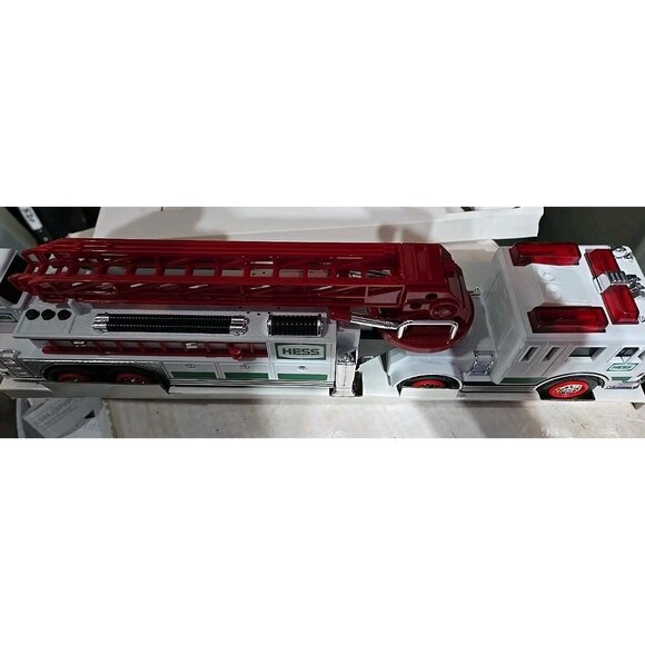 Open box  2000 Hess Toy Fire Truck In Box - Picture 4 of 7